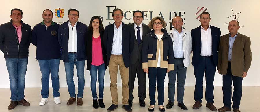 Ayuntamiento y Cooperativa Vinícola del Carmen presentan en Escuela de Catadores el I Concurso de Diseño de Etiquetas