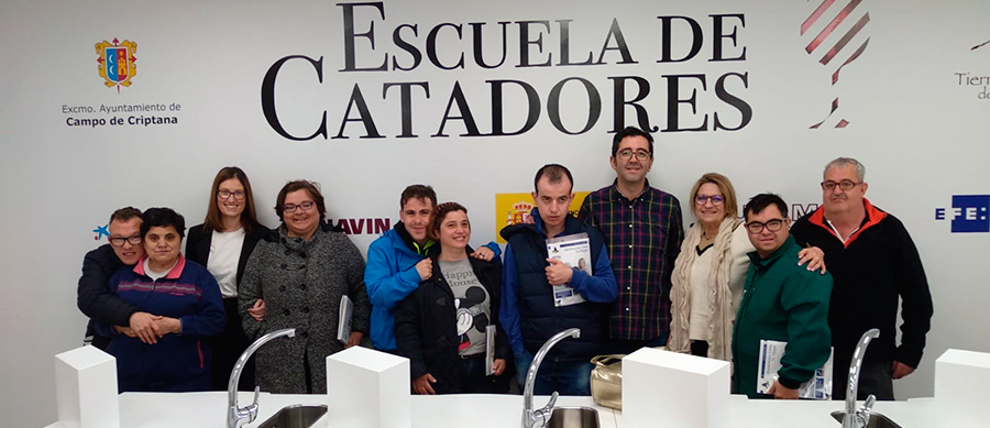 Los usuarios del Centro Ocupacional Rogelio Sánchez Ruiz visitan la Escuela de Catadores